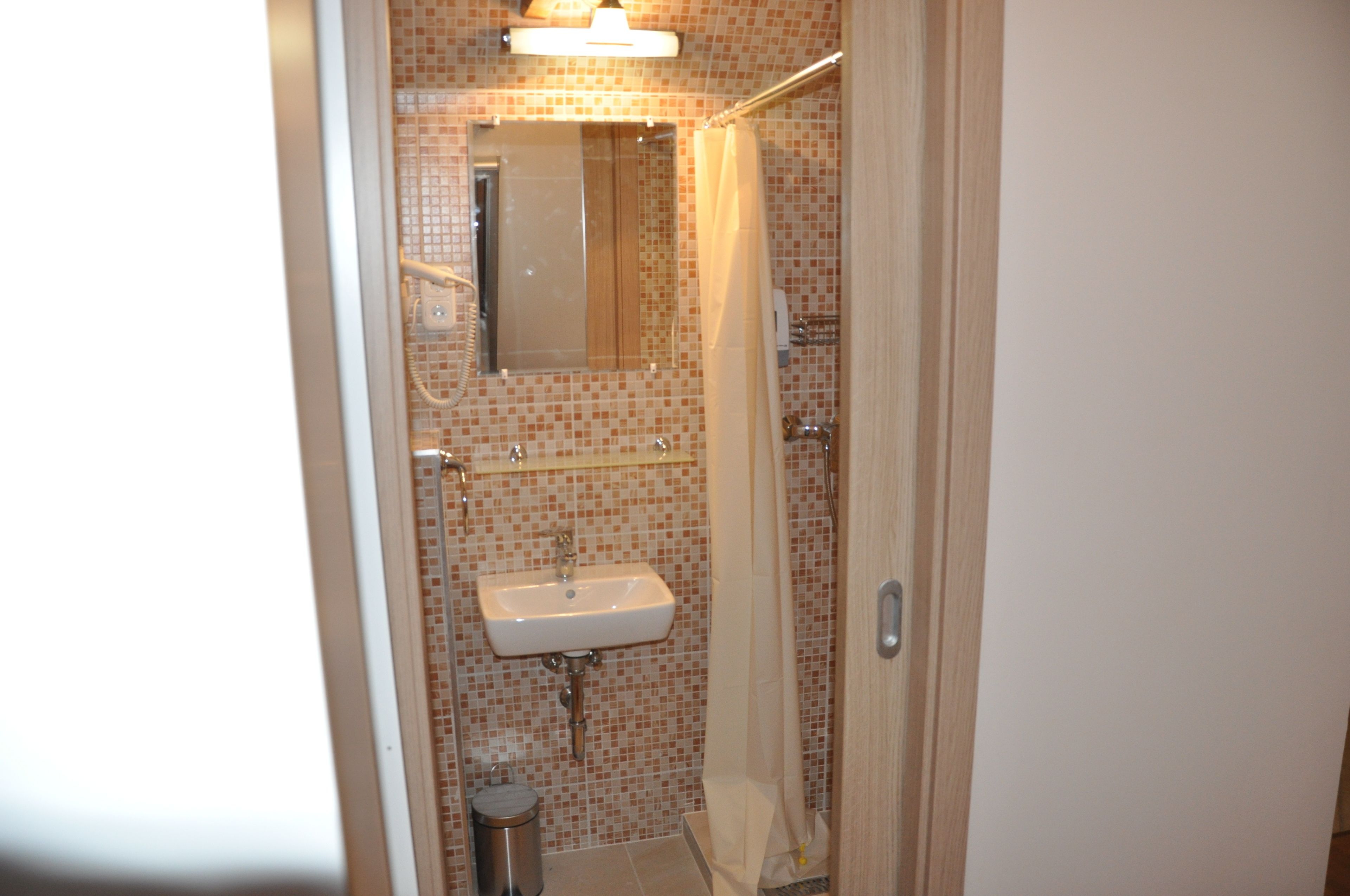 Quarto econômico, 1 cama de casal | Banheiro | Banheira de imersão, produtos de toalete grátis, secador de cabelo 