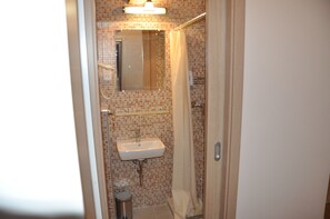 Economy Room, 1 Double Bed | Bathroom | Deep soaking tub, free toiletries, hair dryer, towels - Sport Hotel (Veszprem)