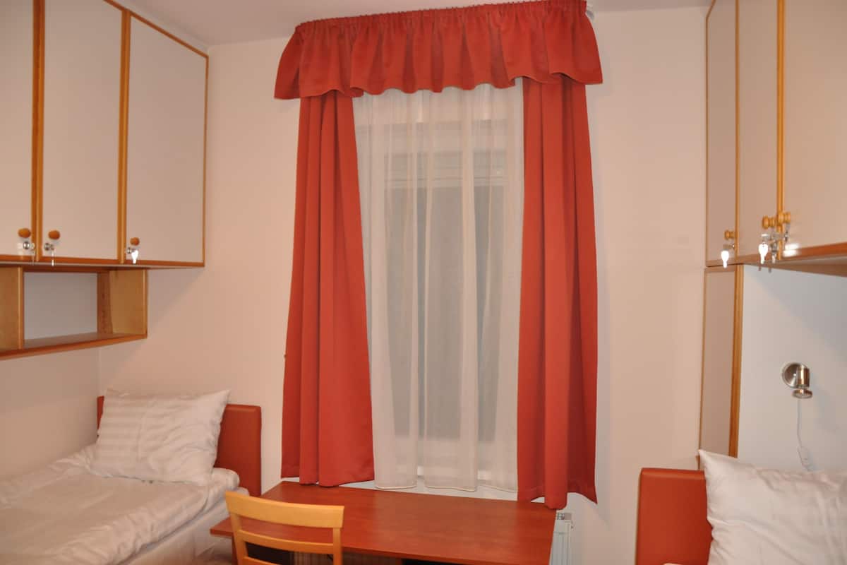 Standard Room, 2 Twin Beds, Courtyard View | Premium bedding, pillowtop beds, minibar, in-room safe