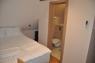 Ropa de cama de alta calidad, colchones con pillow-top y minibar 