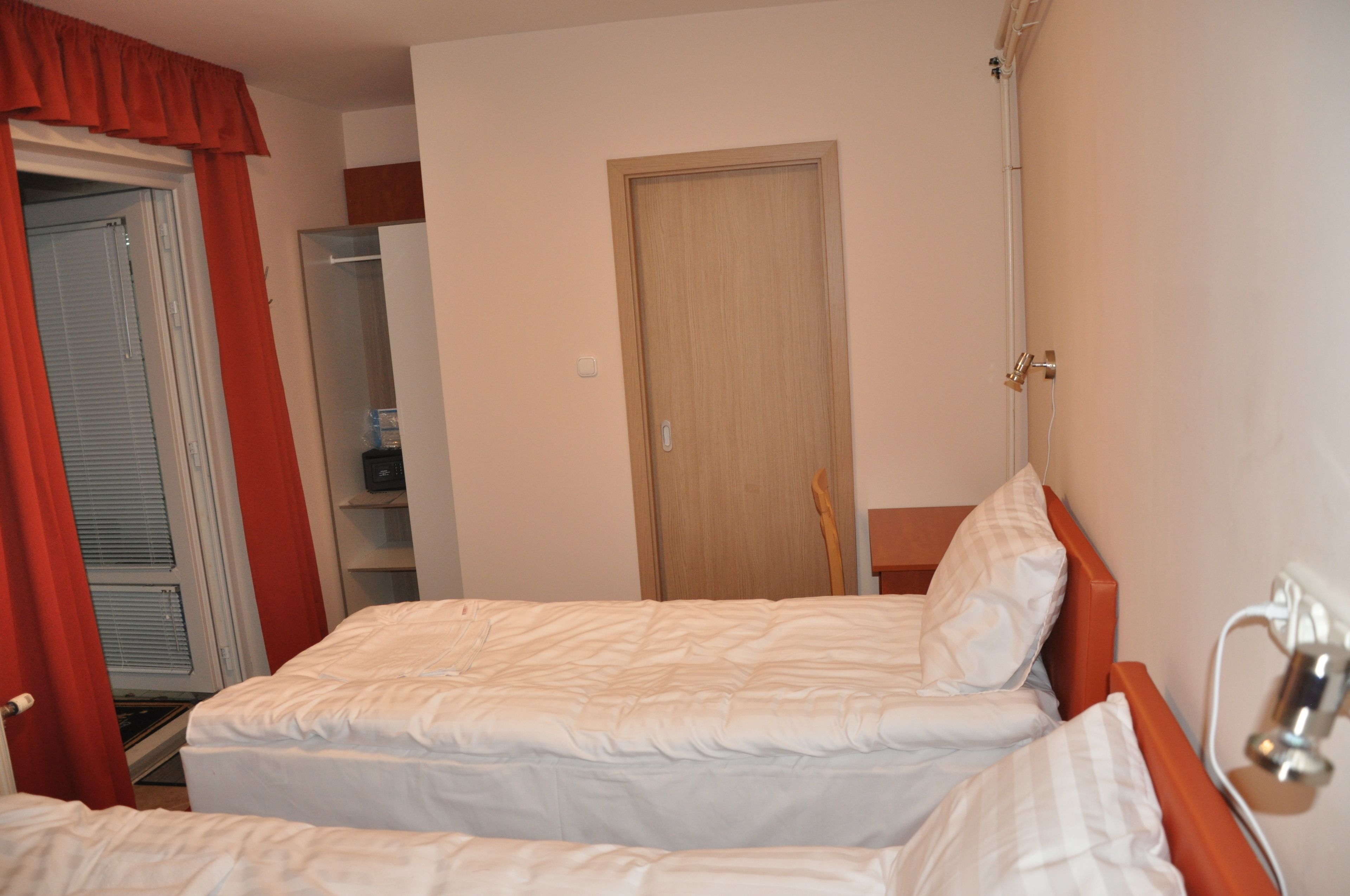 标准房, 2 张单人床, 庭院景观 | 高档床上用品、加厚床垫、迷你吧、客房内保险箱