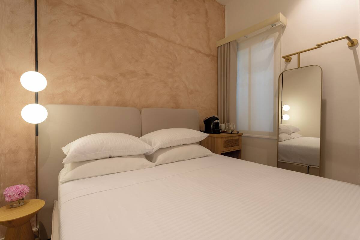 Quarto standard, 1 cama Queen | Cofres nos quartos, quartos à prova de som, roupa de cama