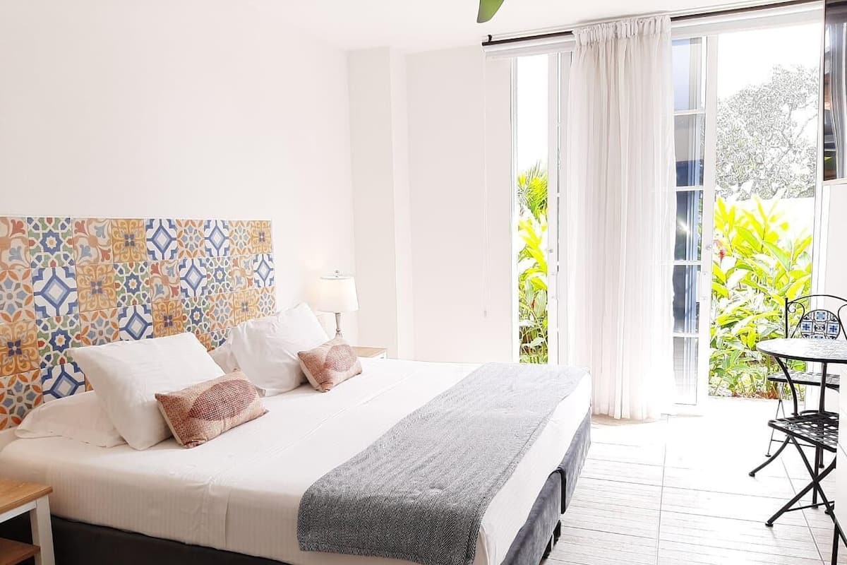 1 slaapkamer, een kluis op de kamer, geluiddichte muren, beddengoed