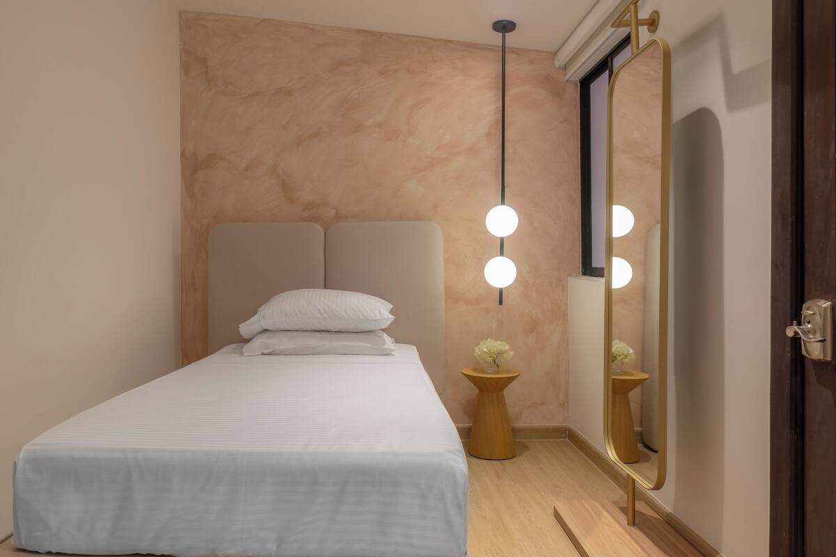 Quarto solteiro standard, 1 cama de solteiro, banheiro privativo | Cofres nos quartos, quartos à prova de som, roupa de cama