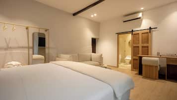 Suite estudio junior | 1 habitación, caja de seguridad en la habitación y insonorización