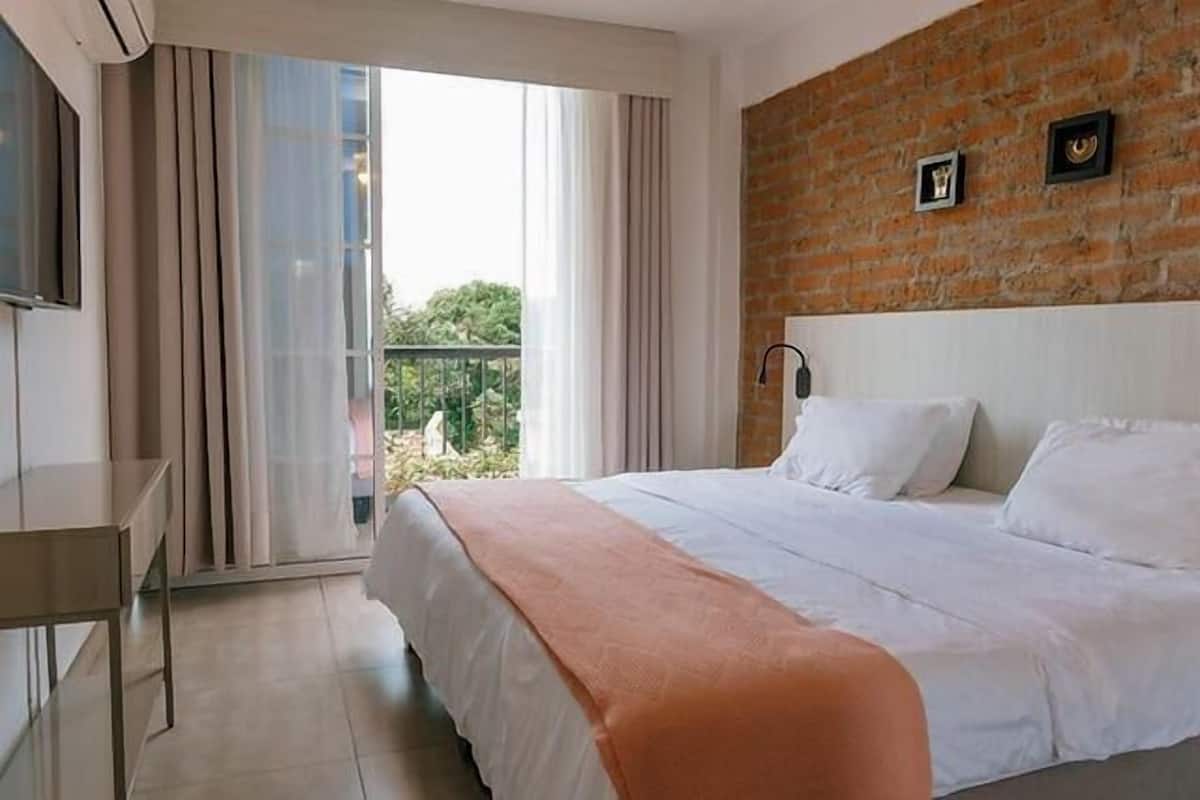 1 slaapkamer, een kluis op de kamer, geluiddichte muren, beddengoed
