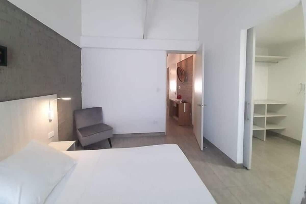 1 slaapkamer, een kluis op de kamer, geluiddichte muren, beddengoed