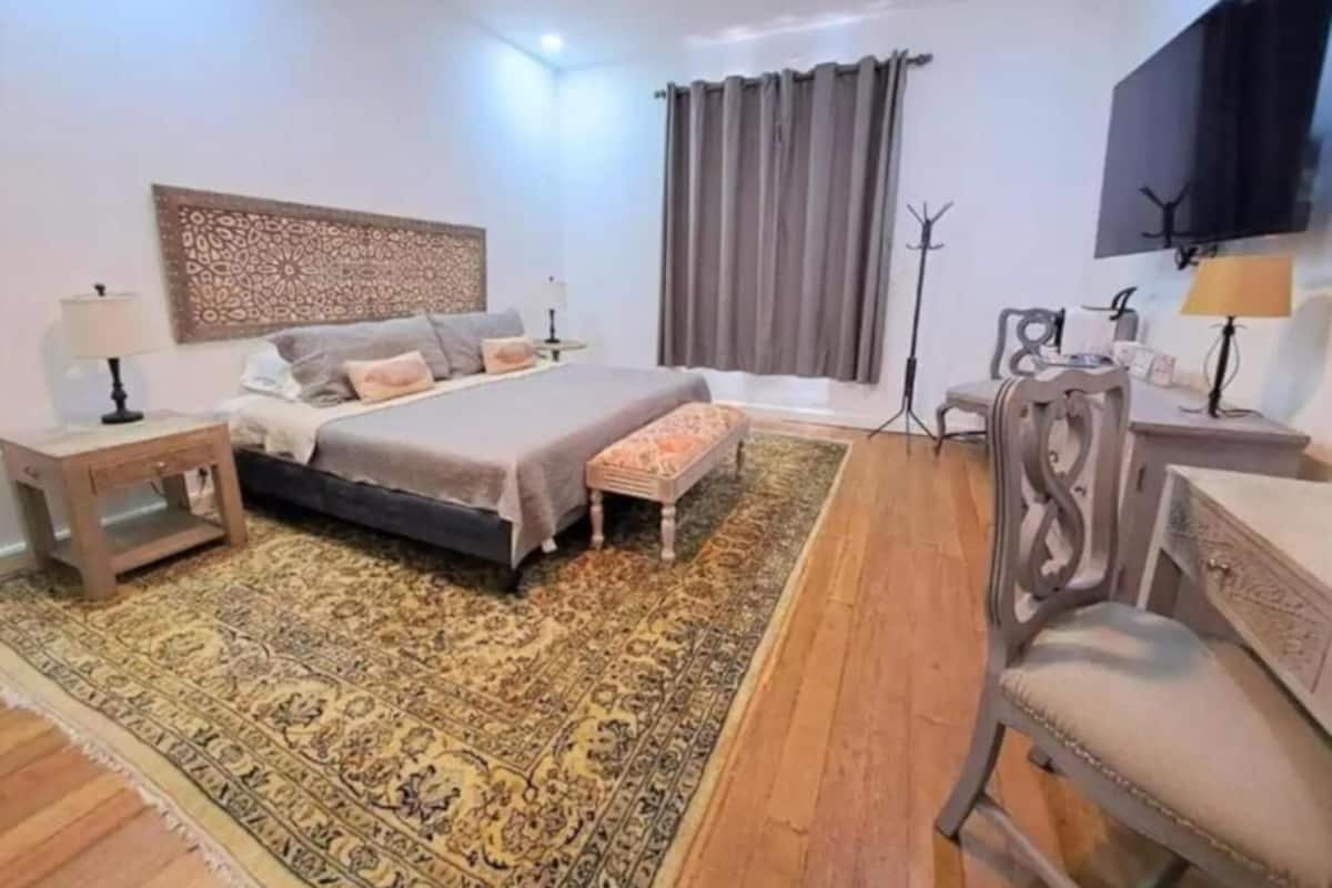 Deluxe kamer | 1 slaapkamer, een kluis op de kamer, geluiddichte muren, beddengoed