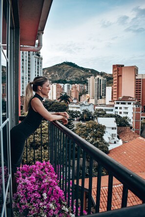 Quarto premium, vista para a piscina | Cofres nos quartos, quartos à prova de som, roupa de cama
