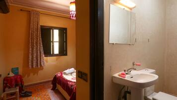 Chambre Double, 1 lit double | Salle de bain | Douche, serviettes fournies, savon, papier toilette