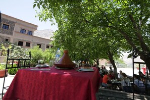 S'hi serveixen dinars, sopars i esmorzars-dinars 