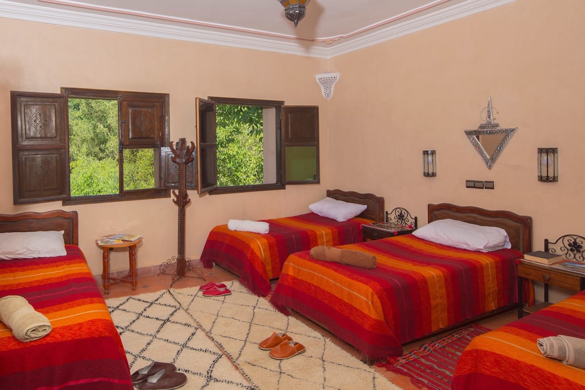 Quadruple Room, Multiple Beds | Living room