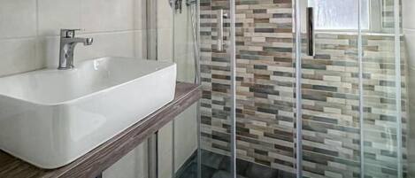 Economy Double Room | Bathroom | Rainfall showerhead, bidet