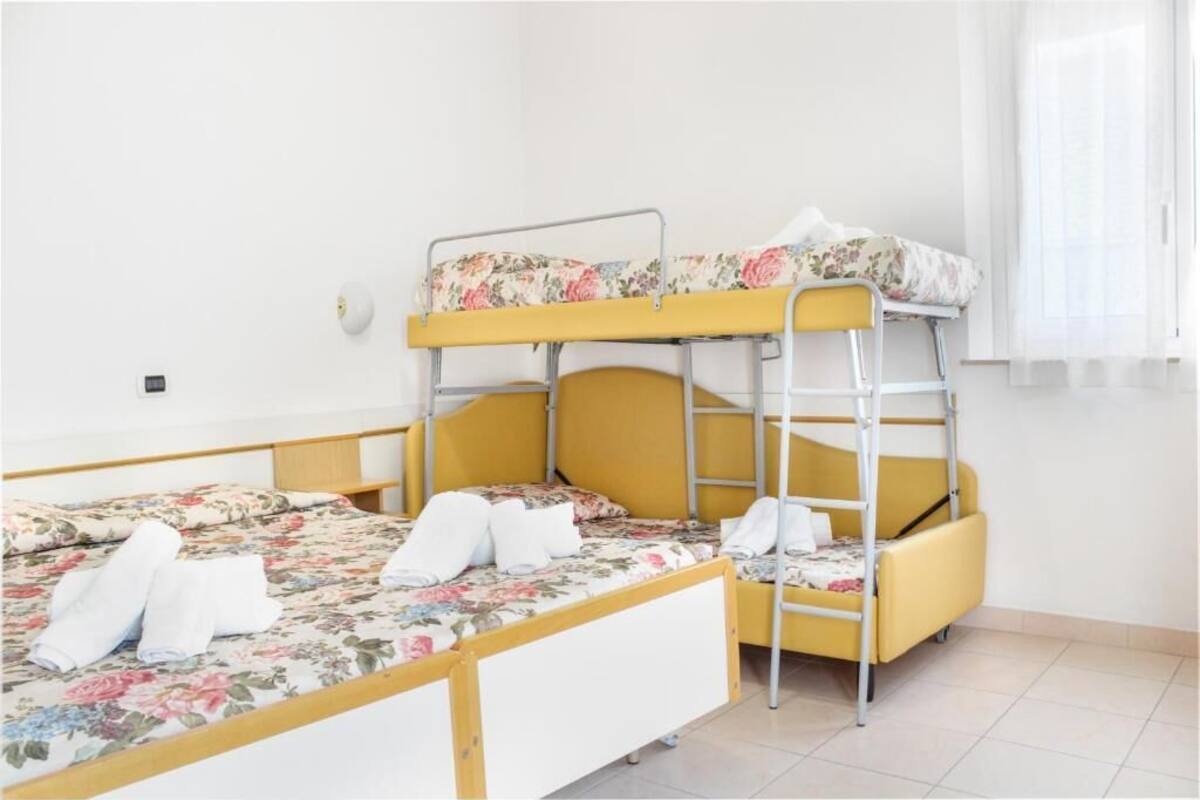 In-room safe, WiFi (free)