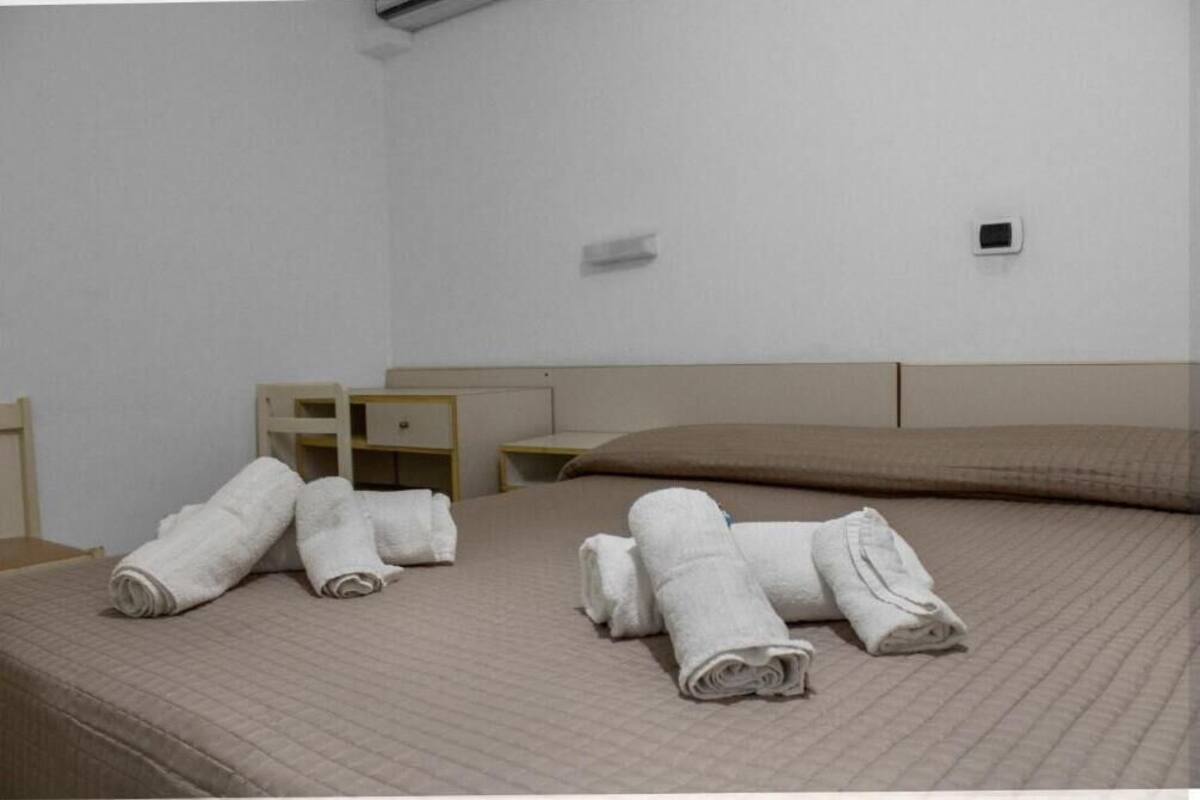 In-room safe, WiFi (free)