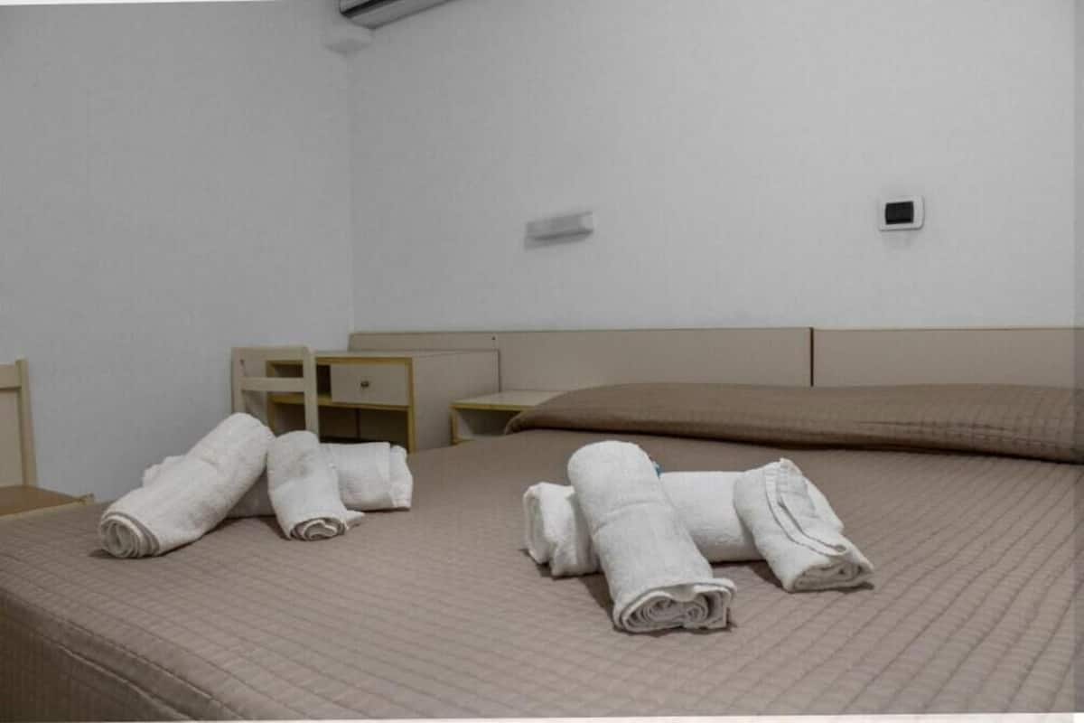 In-room safe, WiFi (free)