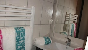 Cottage, en-suite badkamer (de Charme Chez Christine) | Badkamer