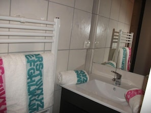 Cottage, salle de bains attenante (de Charme Chez Christine) | Salle de bain