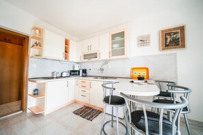 Fridge, stovetop, coffee/tea maker, toaster