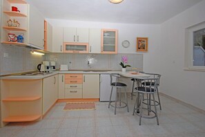 Kühlschrank, Herdplatte, Wasserkocher mit Kaffee-/Teezubehör, Toaster