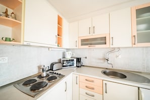 Kühlschrank, Herdplatte, Wasserkocher mit Kaffee-/Teezubehör, Toaster