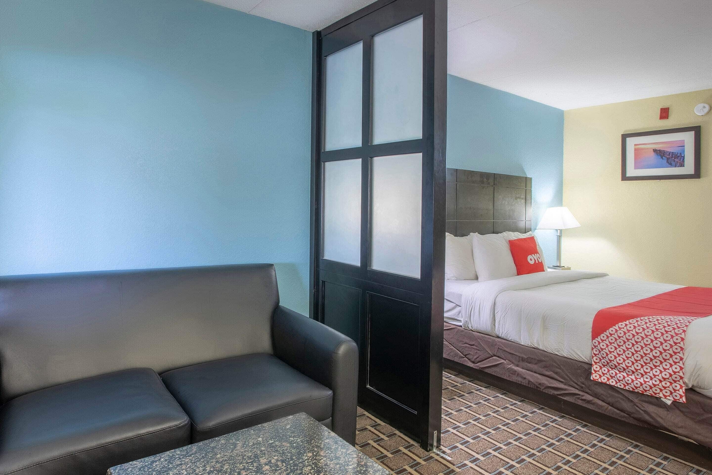 Estudio, 1 cama King size y sofá cama | Escritorio, tabla de planchar con plancha y cunas gratuitas 