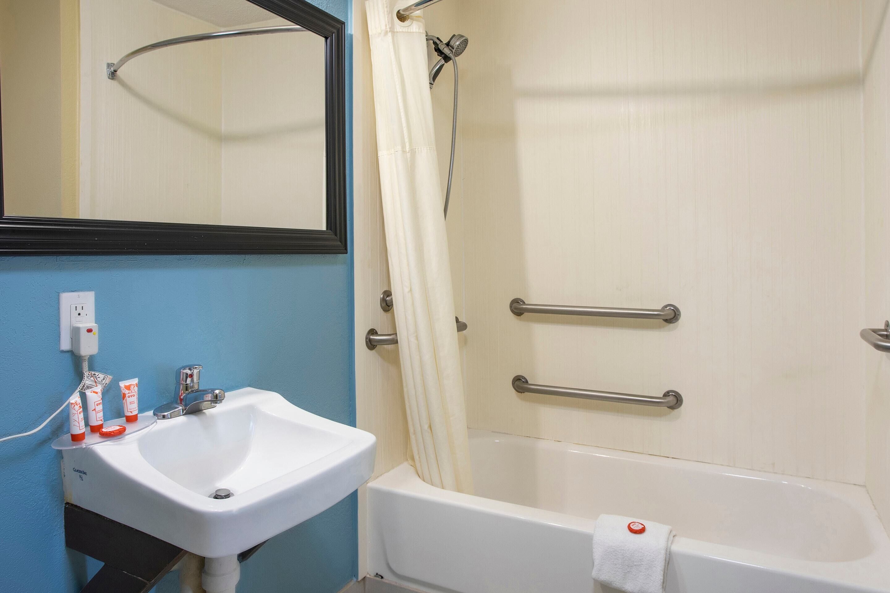 Photo - OYO Hotel Knoxville TN Cedar Bluff I-40