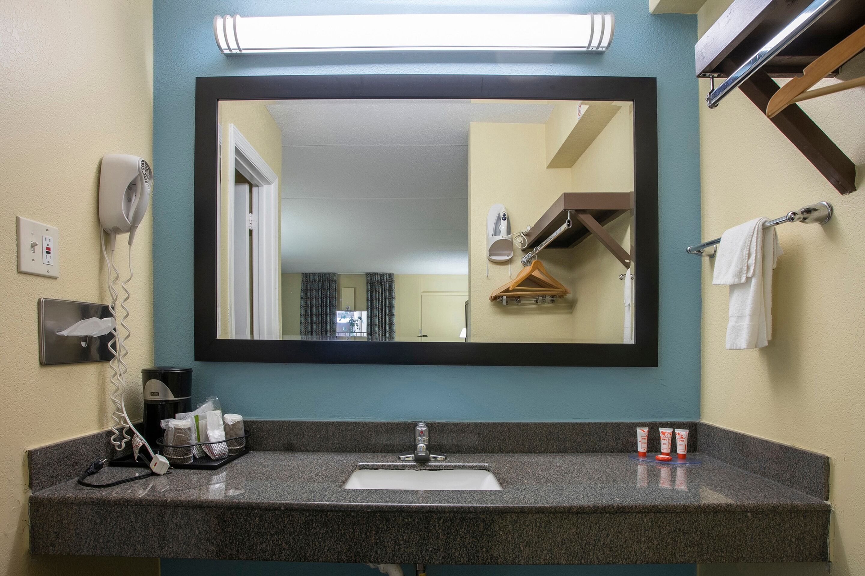 Photo - OYO Hotel Knoxville TN Cedar Bluff I-40