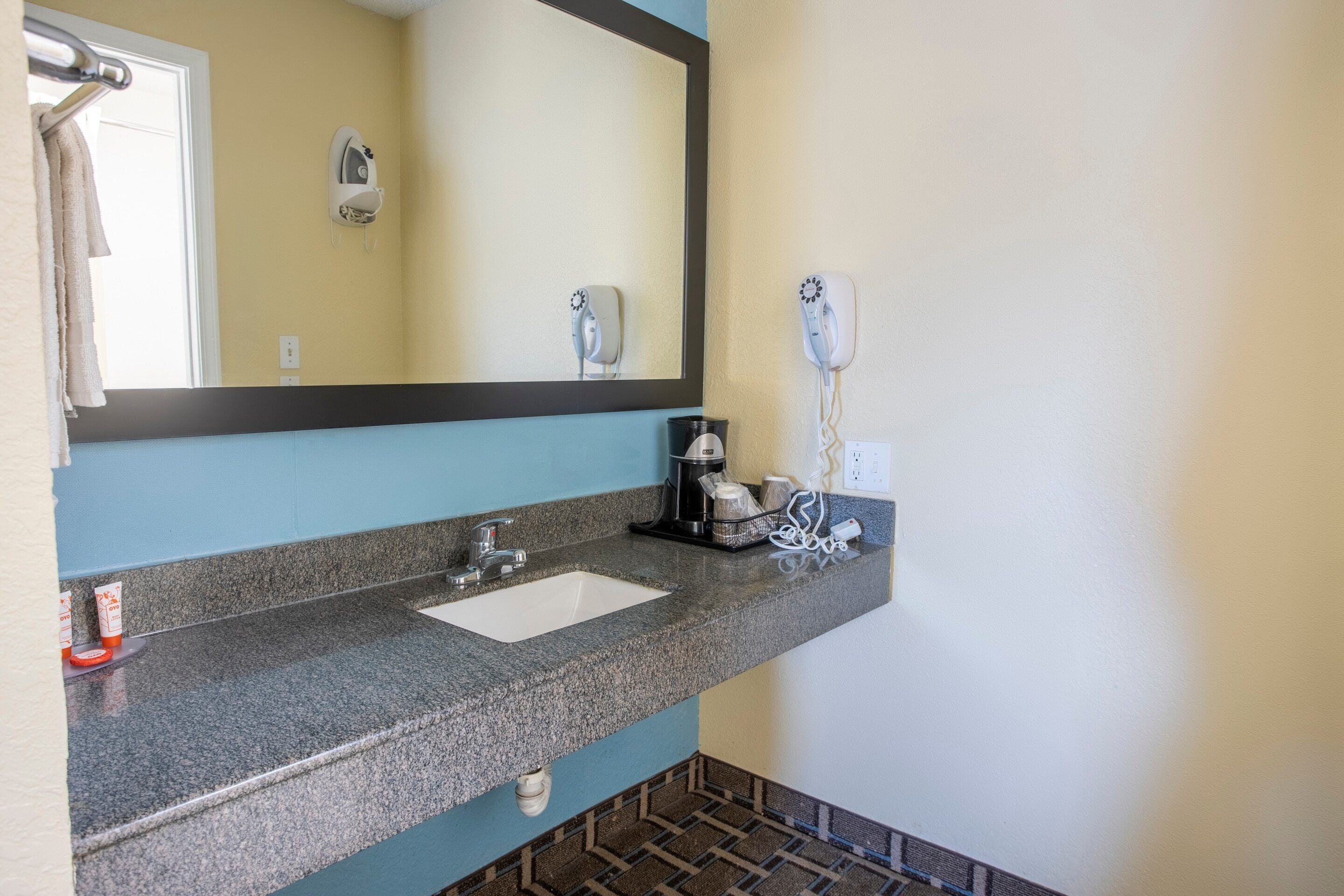 Photo - OYO Hotel Knoxville TN Cedar Bluff I-40