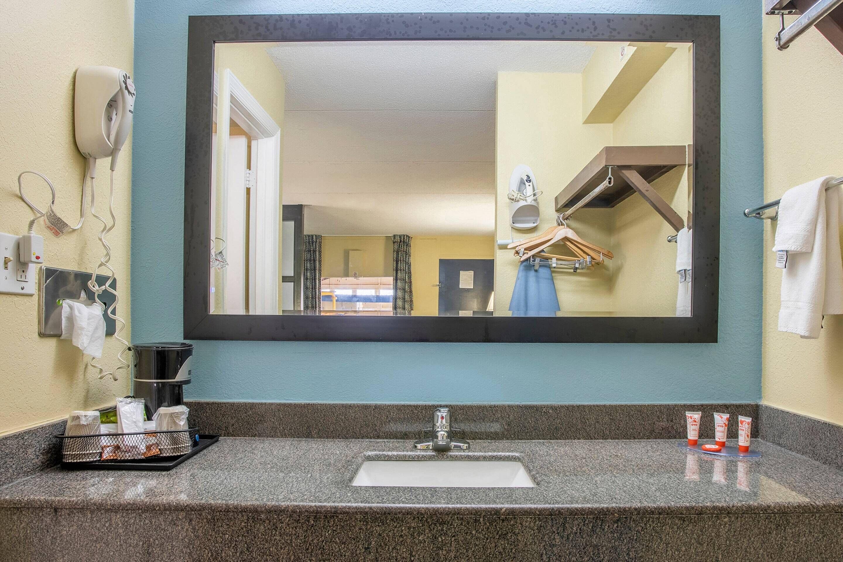 Photo - OYO Hotel Knoxville TN Cedar Bluff I-40