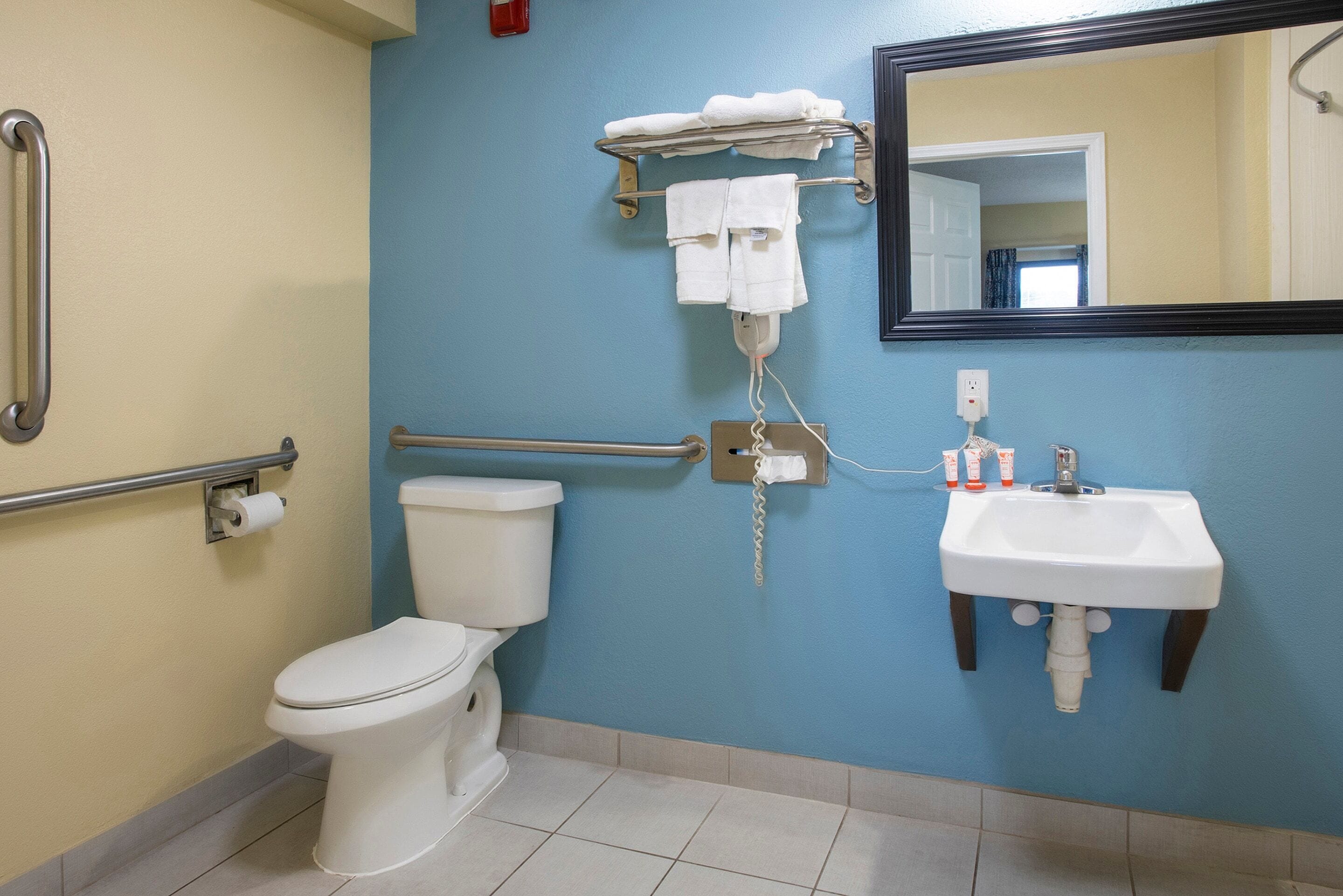 Photo - OYO Hotel Knoxville TN Cedar Bluff I-40