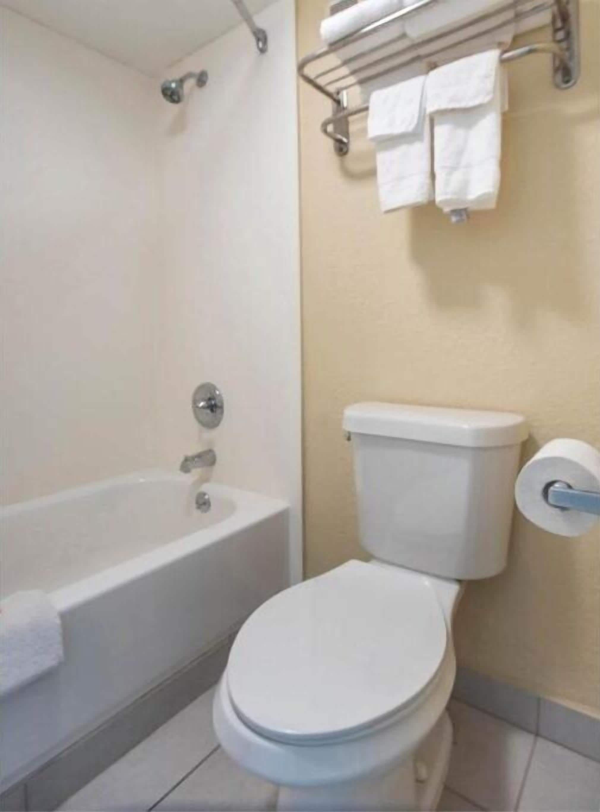 Photo - OYO Hotel Knoxville TN Cedar Bluff I-40