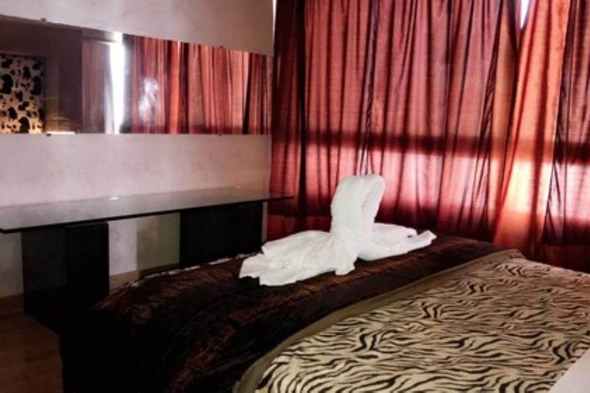 Suite, 1 Double Bed | Minibar, blackout drapes, WiFi (free), bed sheets