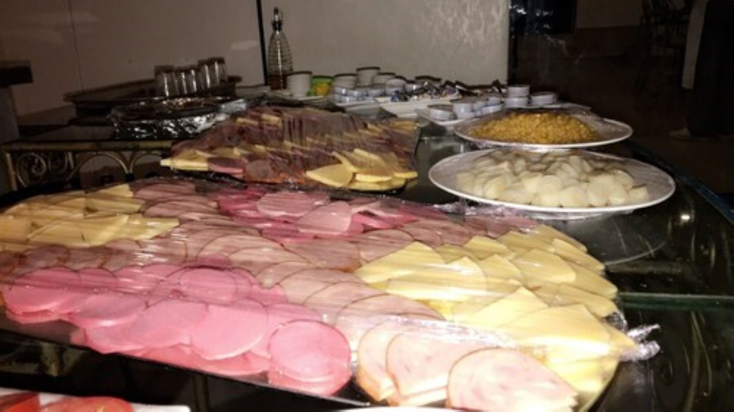 Een buffet met diverse vleessoorten en kazen.