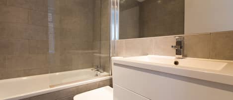 Appartement | Salle de bain | Ensemble baignoire-douche, articles de toilette (gratuits)