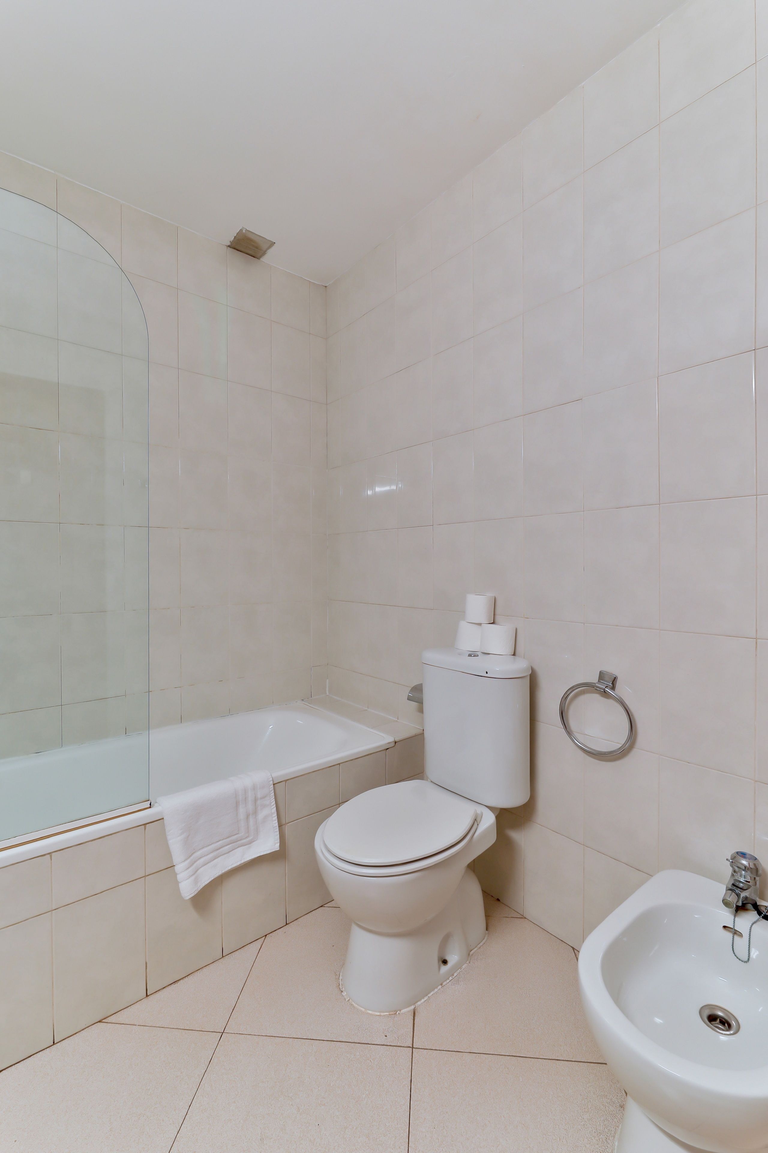 Un baño con bañera, inodoro, bidé y lavamanos.