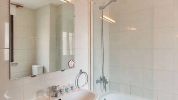 Habitación cuádruple, varias camas | Baño | Amenidades de baño gratuitas, secadora de cabello, toallas