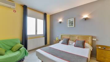 Habitación doble, 1 cama doble | Caja fuerte, escritorio, wifi gratis y ropa de cama