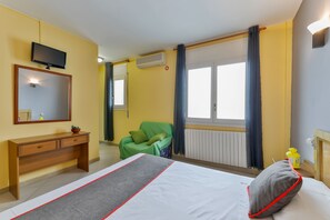 Tweepersoonskamer, 1 tweepersoonsbed | Een kluis op de kamer, een bureau, gratis wifi, beddengoed