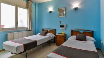 Habitación con 2 camas individuales, 2 camas individuales | Caja fuerte, escritorio, wifi gratis y ropa de cama