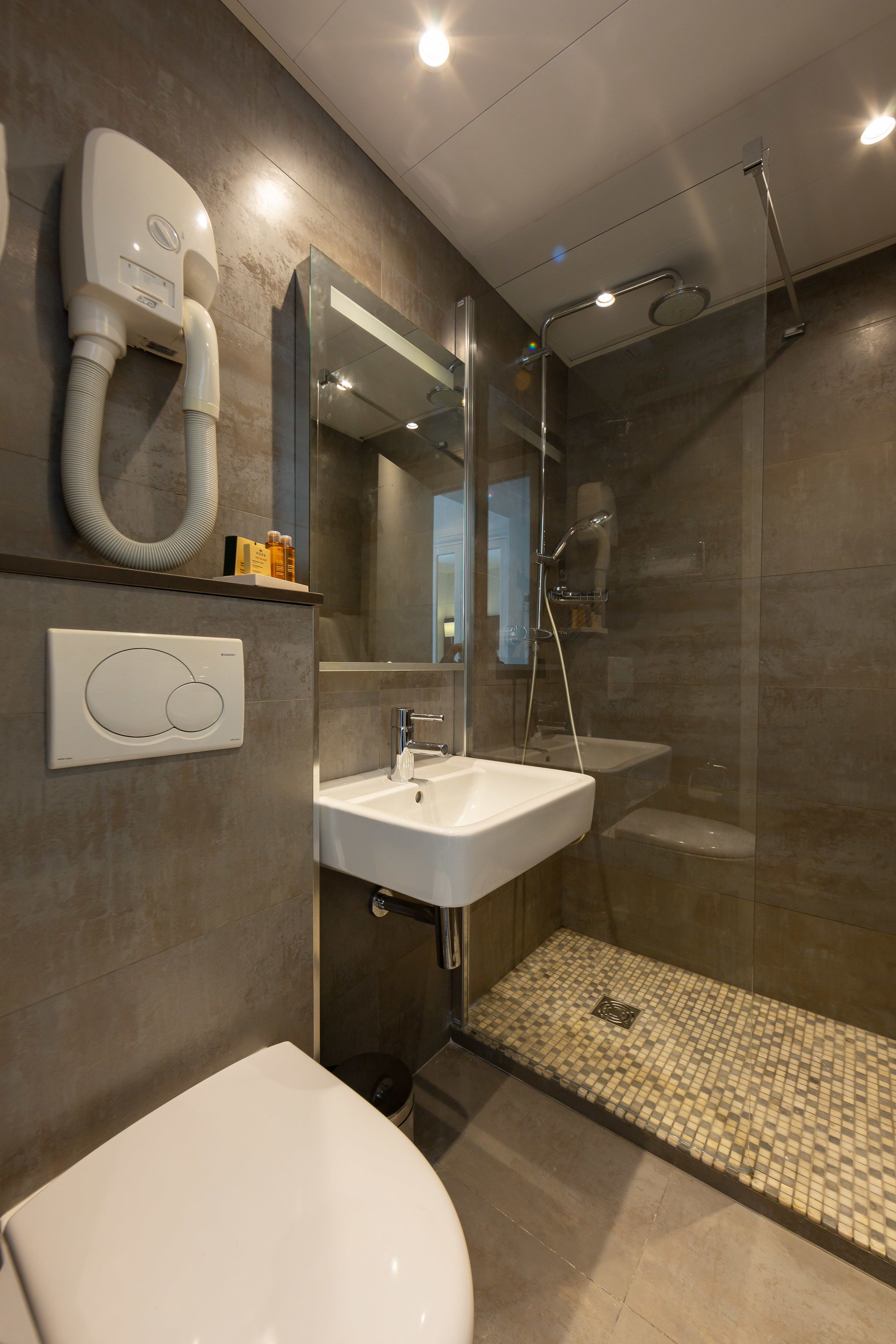 standard double room, 1 double bed | bathroom | hair dryer, towels