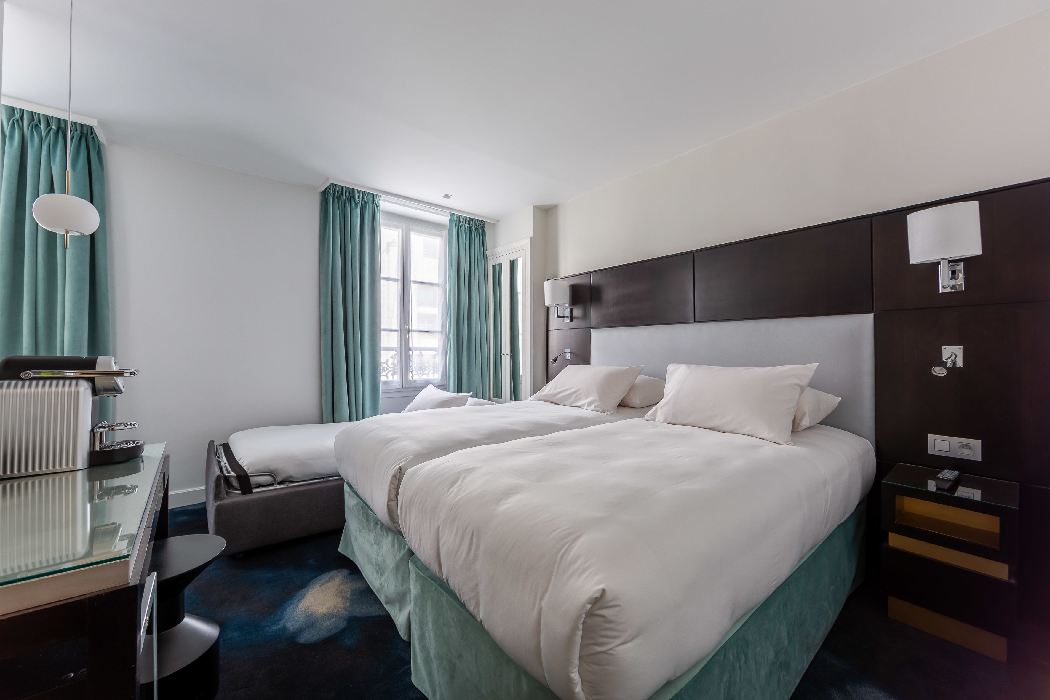 triple room | minibar, in-room safe, individually decorated, individually furnished