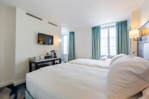 Triple Room | Minibar, in-room safe, individually decorated, individually furnished - Hôtel 15 Montparnasse (Paris)