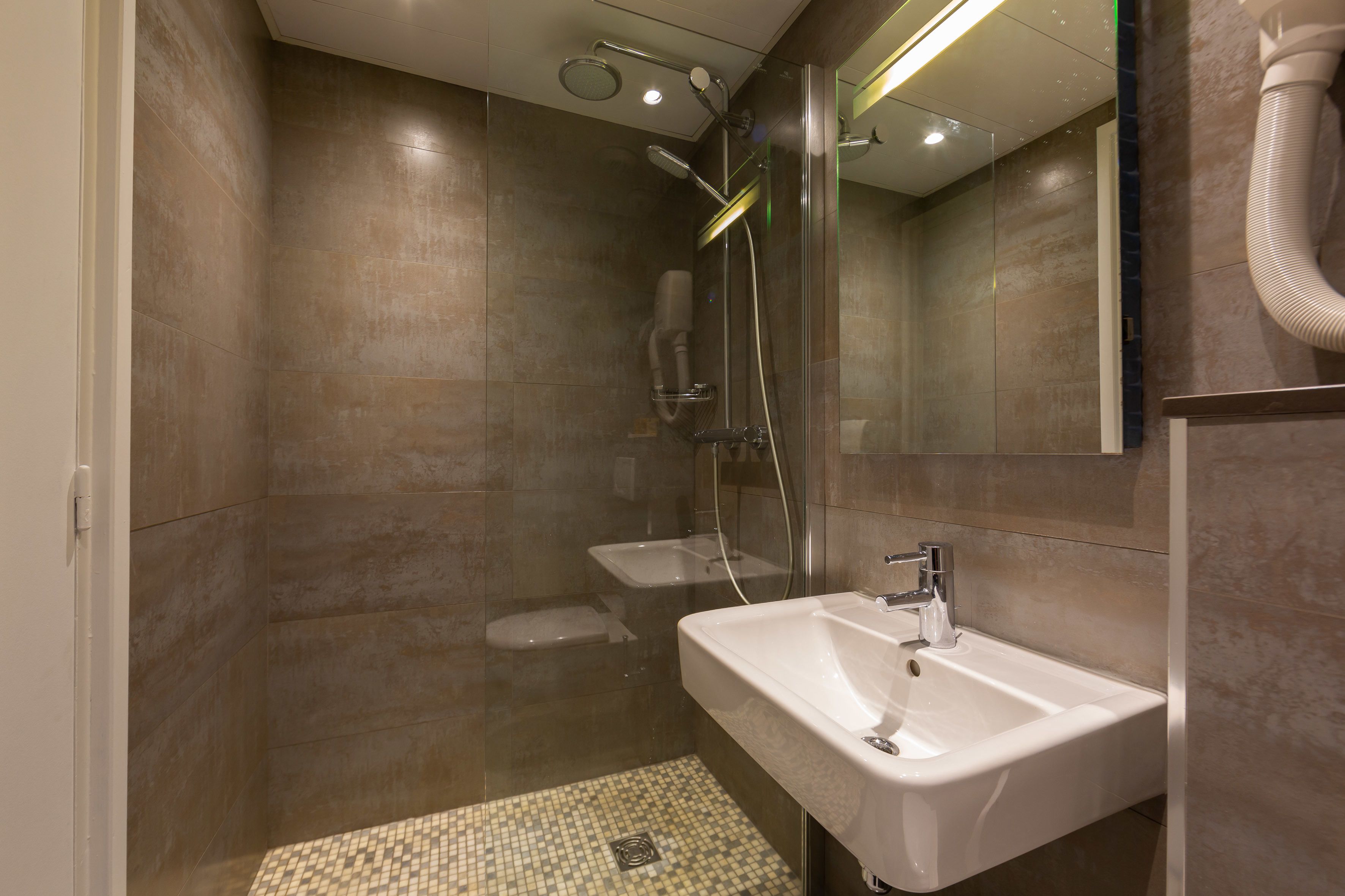 standard double room, 1 double bed | bathroom | hair dryer, towels