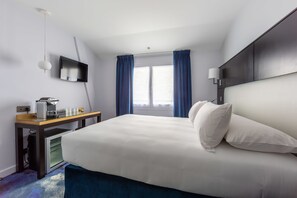 Standard Double Room, 1 Double Bed | Living room | LCD TV - Hôtel 15 Montparnasse (Paris)