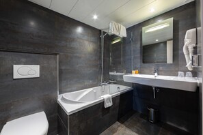 Triple Room | Bathroom | Hair dryer, towels - Hôtel 15 Montparnasse (Paris)