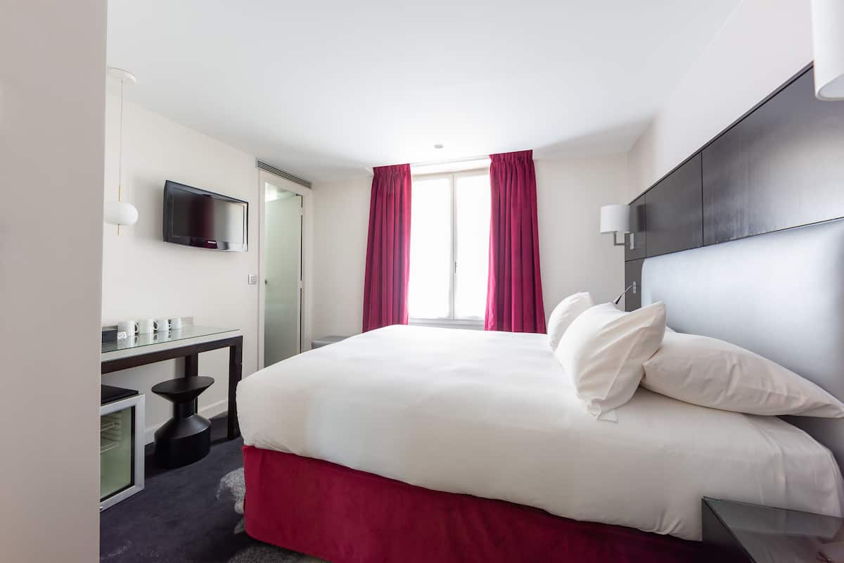 Superior Double Room, 1 Queen Bed | Living room | LCD TV