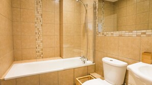 Apartment | Badezimmer | Duschwanne, Handtücher