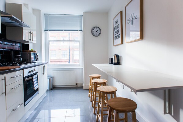 Apartment | Private kitchen | Cookware/dishes/utensils - Baker Street Apartments by Allô Housing (London)