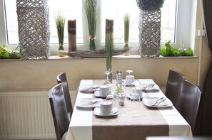 Desayuno buffet (EUR 5 por persona) 